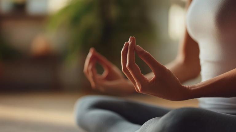 Lawrence Aseba Tipo mostra como a atenção plena (mindfulness) pode melhorar a saúde física e mental no dia a dia.