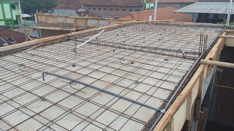 Valderci Malagosini Machado explica como as lajes treliçadas aumentam o desempenho estrutural e reduzem custos na construção civil.