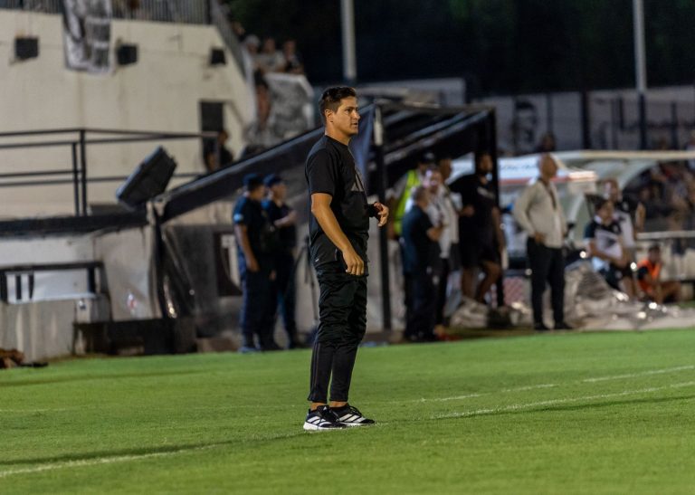 Brasil 4 x 2 Austrália: como o 4-3-3 de Ancelotti mudou a Seleção em Brisbane Treinador de futebol observa atentamente uma partida à beira do campo, sob a iluminação noturna do estádio.