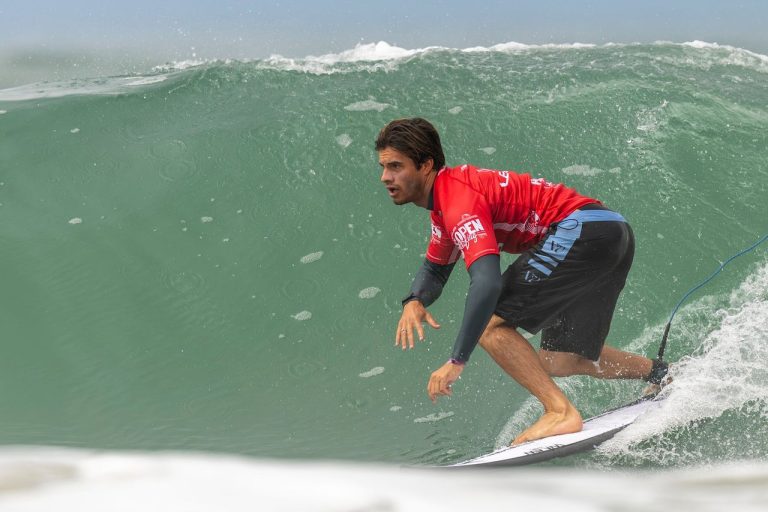 Medina supera Filipe Toledo na estreia e dá novo peso à etapa portuguesa Surfista usando camiseta vermelha executa uma manobra sobre uma onda forte.