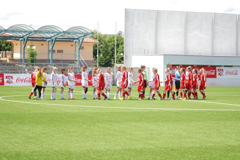 Campanha usa visibilidade de Brasil x Argentina para ampliar alerta contra agressões às mulheres Jogadoras de duas equipes femininas de futebol se cumprimentam no campo antes de uma partida.