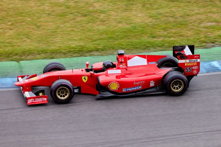 Carro de Fórmula 1 em alta velocidade durante uma corrida em um circuito ao ar livre