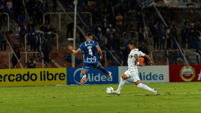 Calendário do futebol brasileiro terá 12 dias de decisões entre Brasileirão e Copa do Brasil Dois jogadores disputam a bola durante uma partida de futebol diante da torcida.