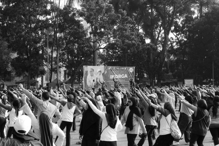 Grande ABC prepara diagnóstico regional para aproximar esporte, saúde e atividade física Grupo de pessoas participa de uma aula coletiva de exercícios físicos ao ar livre, em um parque.
