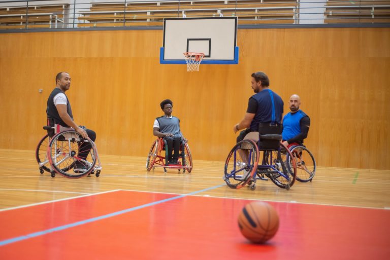 Sesc Mogi reúne atividades gratuitas de esporte, inclusão e bem-estar na Semana Move Atletas em cadeiras de rodas jogam basquete em uma quadra coberta.